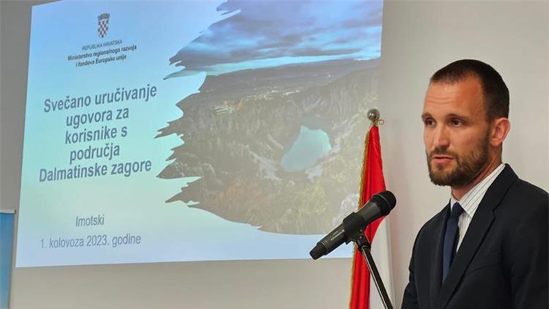 Erlić u Imotskom uručio 51 ugovor korisnicima Dalmatinske zagore iz poziva MRRFEU 